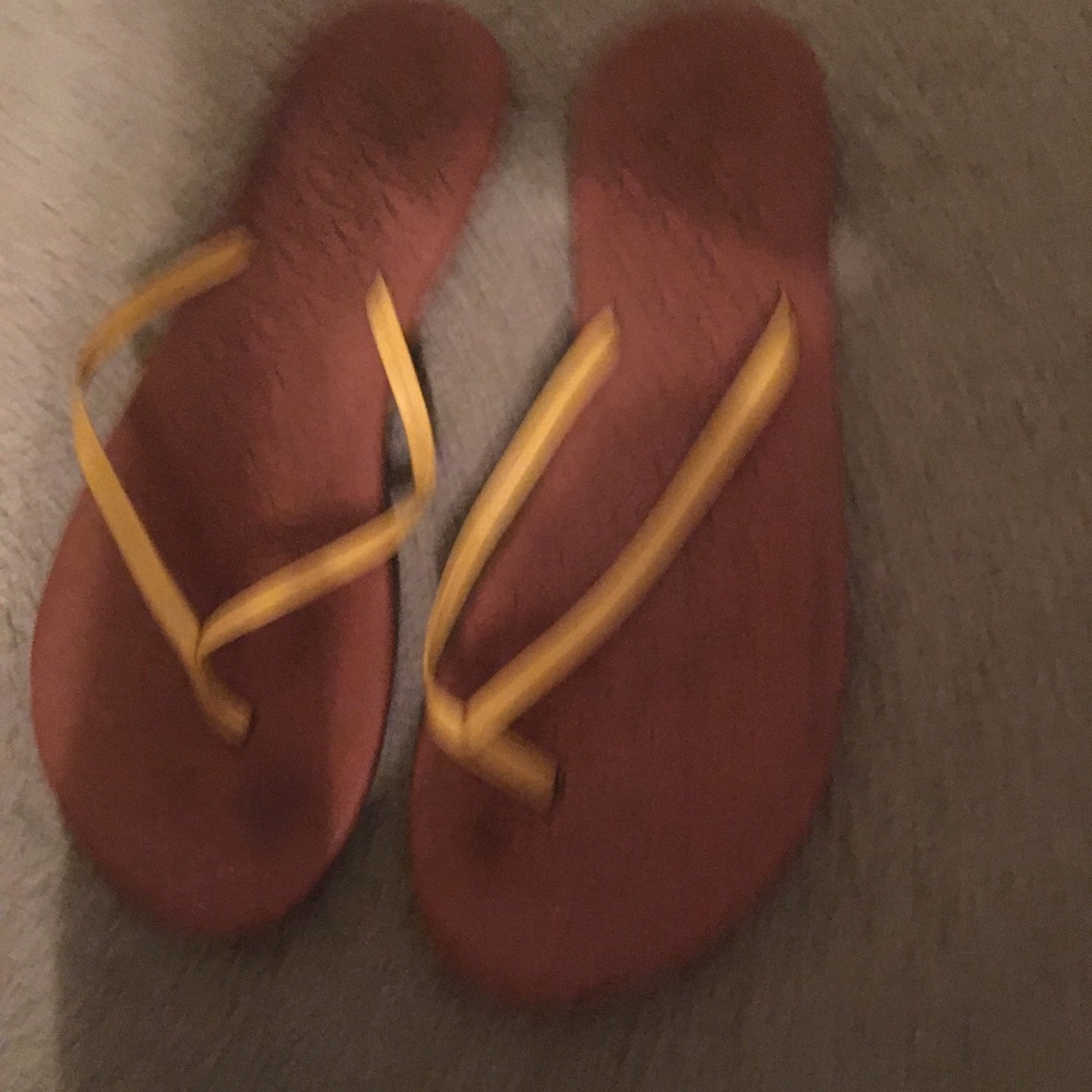 Vineyard vines flip flops